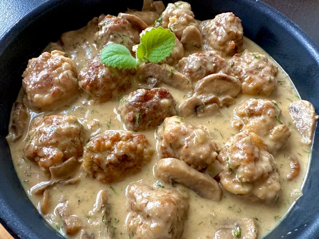 Klopsiki szwedzkie w sosie pieczarkowo-koperkowym