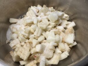 krojone w kostkę jabłka