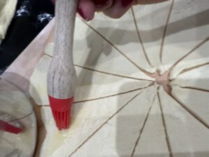 Smarujemy ciasto na rogale masłem