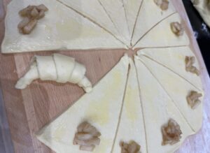 Zwijamy ciasto tworząc pyszne rogaliki z cynamonem 