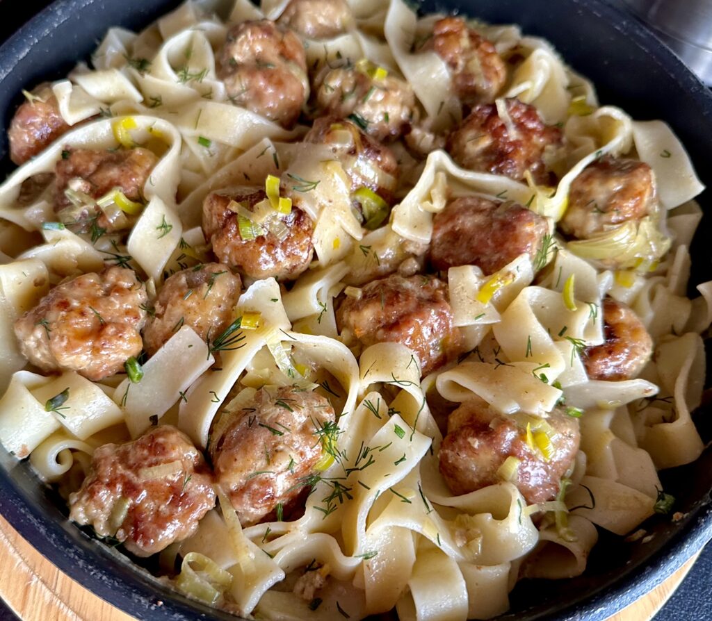 Makaron z klopsikami w sosie serowo-porowym