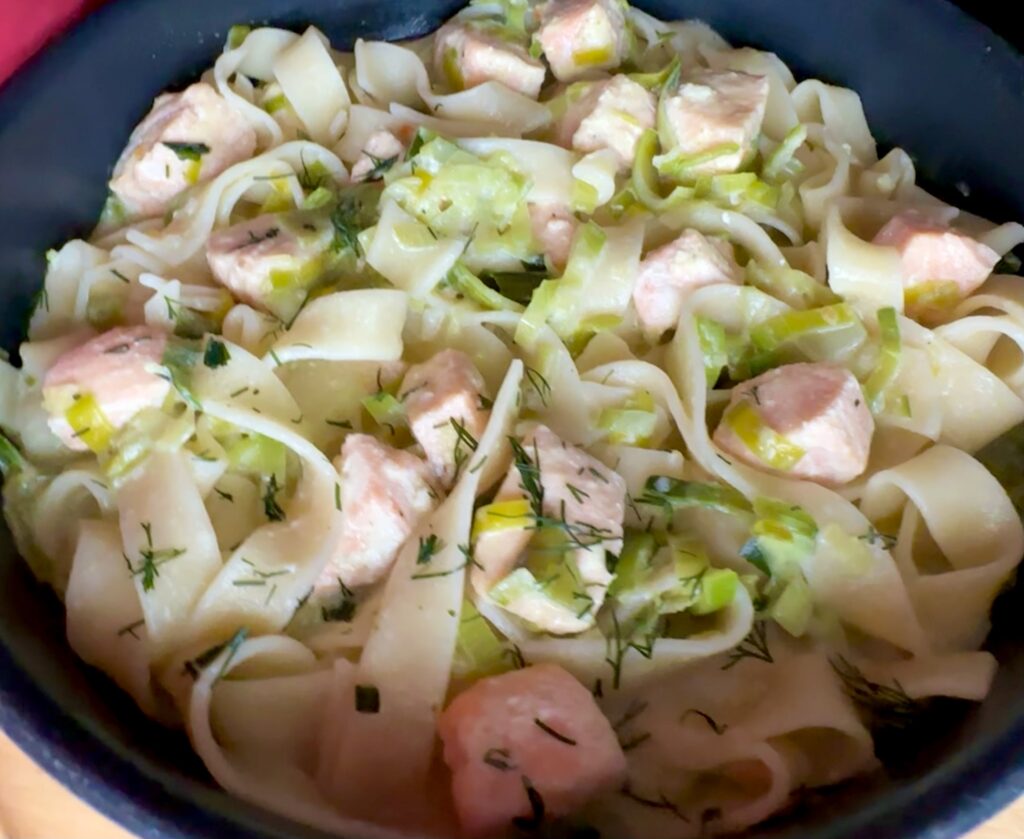 Tagliatelle z łososiem w sosie śmietankowo-cytrynowym