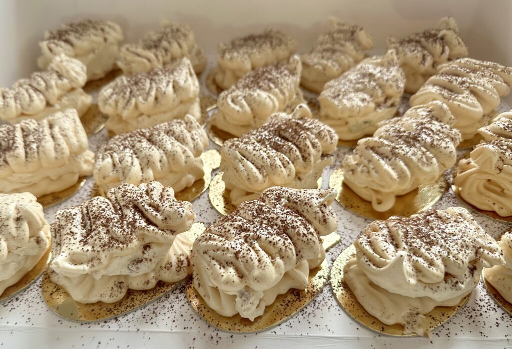 Mini beziki dakłas (Dacquoise)