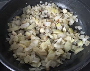 Szklona cebula przygotowywana do domowego pasztetu