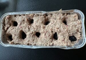 Masa na domowy pasztet ułożona w keksówkach