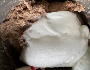 Łączenie masy mięsnej z białkami przed pieczeniem pasztetu