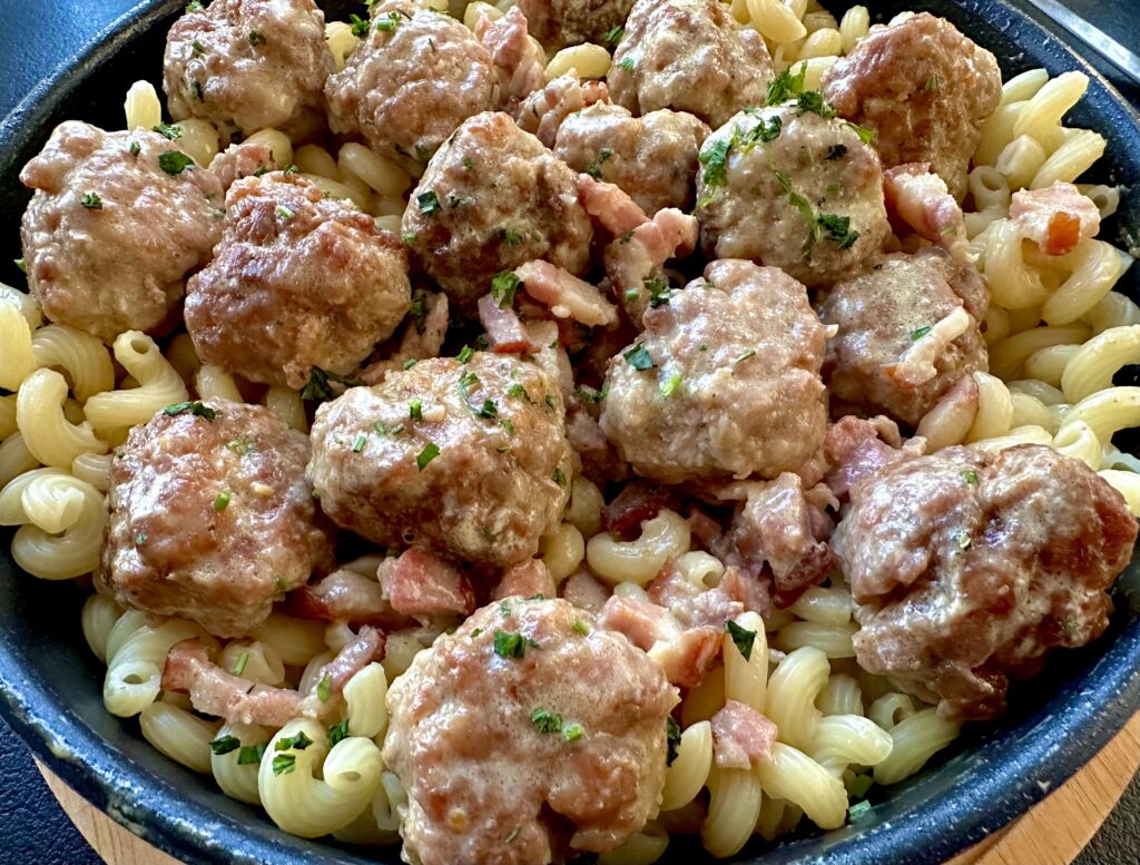 Makaron z pulpecikami w sosie carbonara