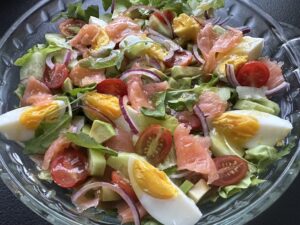 Sałatka z łososiem, awokado i pysznym dressingiem - IMG 0029