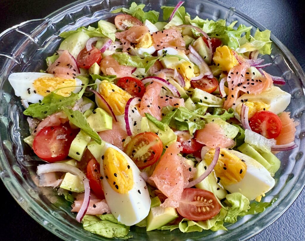 Sałatka z łososiem, awokado i pysznym dressingiem