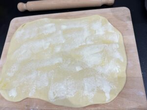 Rozwałkowane ciasto na rogale