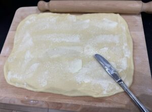 Ciasto smarujemy masłem