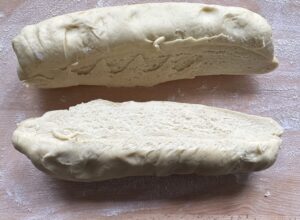 Ciasto na rogale przecięte na pół