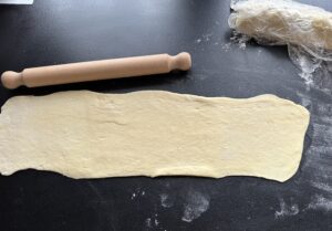 Rozwałkowane ciasto na rogaliki