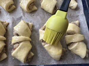 Rogale smarowane jajkiem przed pieczeniem