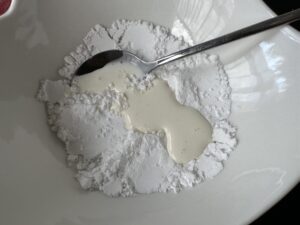 Mieszamy lukier na rogaliki