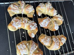 Rogale ozdobione lukrem i śmietaną