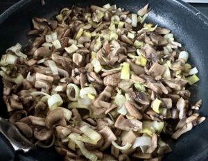 farsz do naleśników zapiekanych z pieczarkami i porem