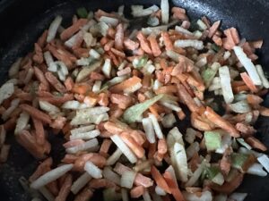 Smażony makaron po chińsku z wieprzowiną i warzywami - IMG 1081