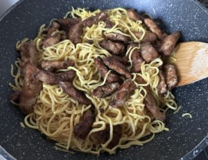 Smażony makaron po chińsku z wieprzowiną i warzywami - IMG 1093