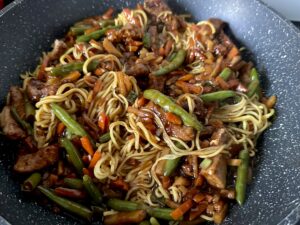 Smażony makaron po chińsku z wieprzowiną i warzywami - IMG 1096