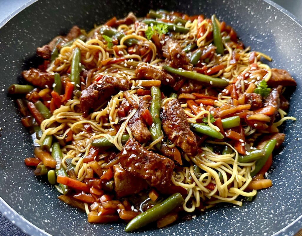 Smażony makaron po chińsku z wieprzowiną i warzywami