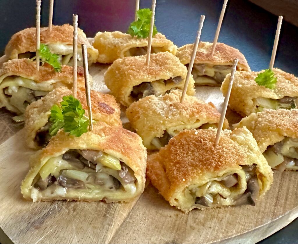 Koreczki naleśnikowe z porem, pieczarkami i żółtym serem