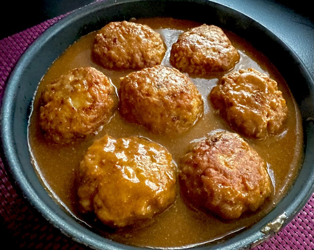 Faszerowane klopsy w sosie pieczeniowym