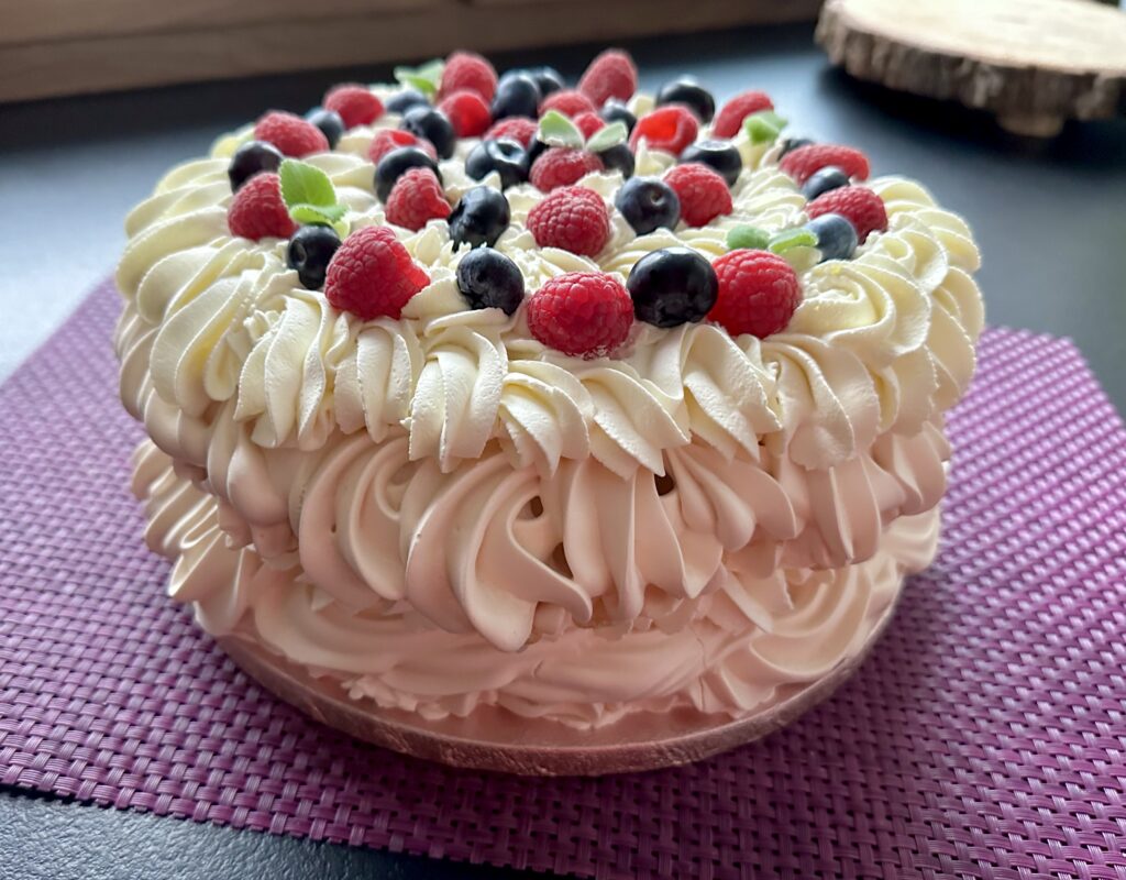 Torcik bezowy z owocami