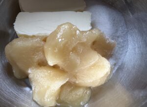 Podgrzewanie składników do syropu do masy makowej