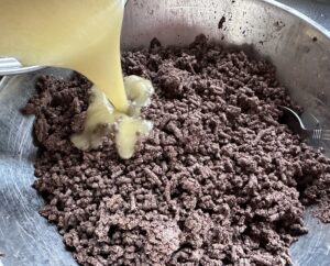 Dodawanie syropu do maku do przygotowania domowej masy makowej