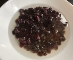 Żurawina i rodzynki przygotowane do masy makowej