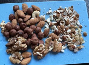 Drobno pokrojone orzechy do domowej masy makowej