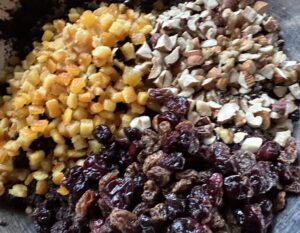 Bakalie i skórka pomarańczowa dodawane do masy makowej