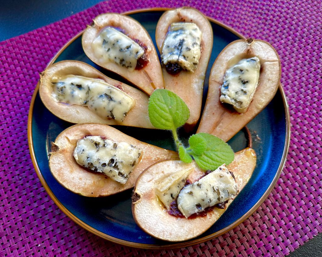 Gruszki zapiekane z serem pleśniowym i żurawiną