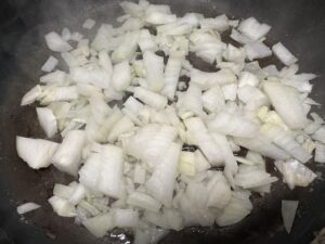 Paszteciki z pieczarkami w trakcie przygotowania