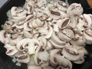 Smażenie pieczarek do farszu pasztecików