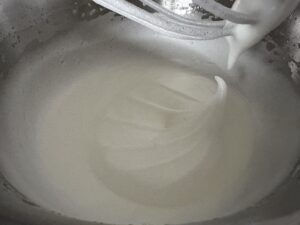 Sztywna piana z białek do masy makowej seromaku bez spodu