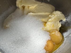 Masło ucierane z cukrem i żółtkami do seromakowca klasycznego bez spodu