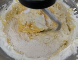 Łączenie sera i proszku budyniowego w masie do seromaku bez spodu