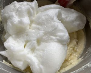 Ubijanie białek do masy serowej seromakowca bez spodu