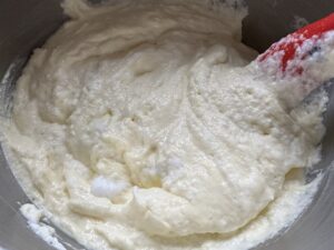 Łączenie piany z białek z masą serową do seromaku klasycznego bez spodu