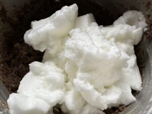 Delikatne mieszanie piany z białek z masą makową do seromaku klasycznego bez spodu