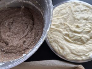 Masa serowa i makowa przygotowana do nakładania w seromakowcu bez spodu