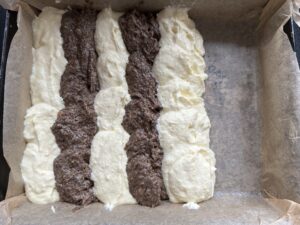 Układanie warstw masy serowej i makowej do seromaku klasycznego bez spodu