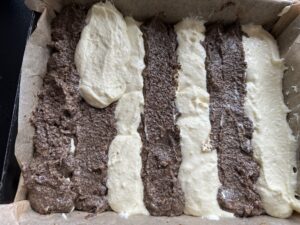 Naprzemienne nakładanie mas w seromakowcu klasycznym bez spodu