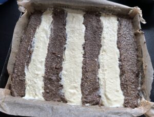 Wyrównana powierzchnia mas w seromakowcu bez spodu