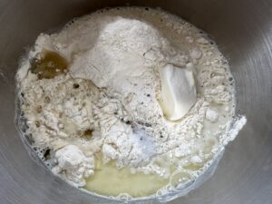 Dodawanie płynnych składników do ciasta