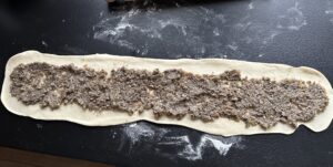 Nakładanie farszu grzybowego na ciasto