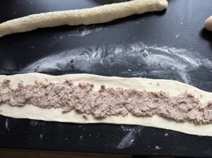 Rolowanie ciasta z farszem mięsnym