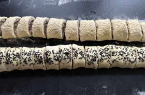 Krojenie pasztecików na małe kawałki